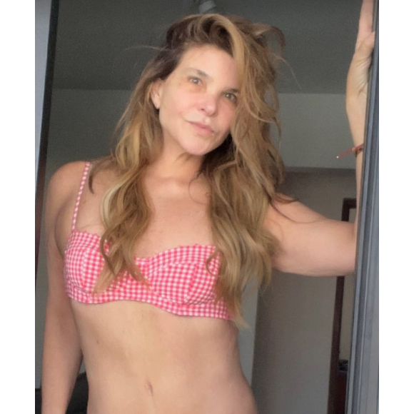 Cristiana Oliveira compartilhou uma nova foto de biquíni cintura baixa exibindo sua barriga chapada