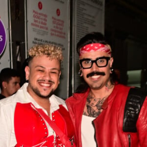 O casal Diva Depressão apostou em tons de vermelho, cor sempre presente nos projetos de The Weeknd, para curtir o evento