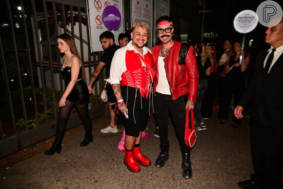 O casal Diva Depressão apostou em tons de vermelho, cor sempre presente nos projetos de The Weeknd, para curtir o evento