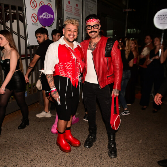 O casal Diva Depressão apostou em tons de vermelho, cor sempre presente nos projetos de The Weeknd, para curtir o evento