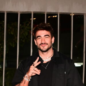 Ex-BBB Gui Napolitano, como vários outros famosos, apostou no all black para compor seu look