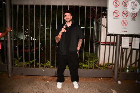 Ex-BBB Gui Napolitano, como vários outros famosos, apostou no all black para compor seu look