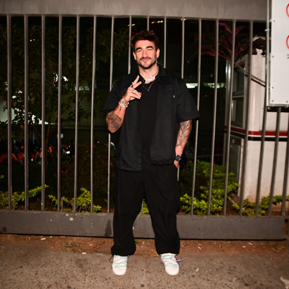 Ex-BBB Gui Napolitano, como vários outros famosos, apostou no all black para compor seu look