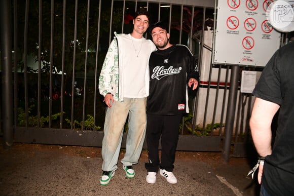 Por fim, Lucas Rangel e o marido, Lucas Bley, posaram juntinhos antes de entrar no show. Destaque para a calça 'suja' de Bley, tendência entre famosos