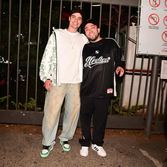 Por fim, Lucas Rangel e o marido, Lucas Bley, posaram juntinhos antes de entrar no show. Destaque para a calça 'suja' de Bley, tendência entre famosos