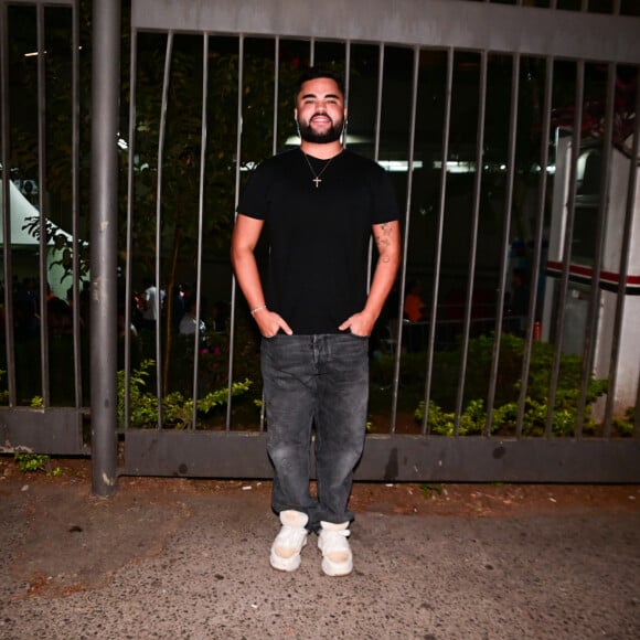 Lucas Guedez, apresentador do 'Sabadou com Virgínia', também foi de jeans + t-shirt preta para o show