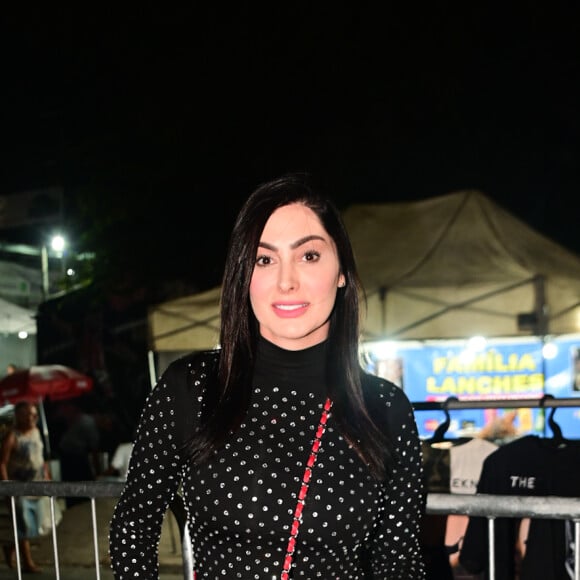 A ex-BBB Francine Piaia prezou pelo conforto ao combinar uma calça oversized com uma blusa preta em detalhes em branco