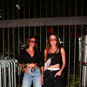 Tina Calamba e Carol Marra adeririam ao cropped, bem estilosas, para o show do The Weeknd