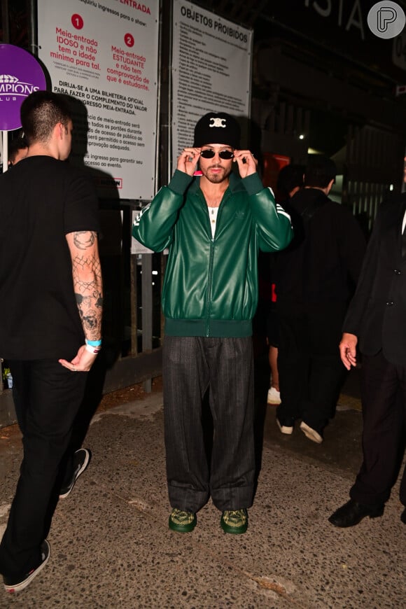 João Guilherme marcou presença combinando um jeans oversized com uma jaqueta verde estilosa