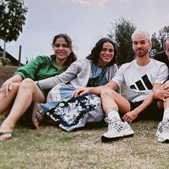 Bruna Marquezine apareceu em uma foto com a família de João Guilherme