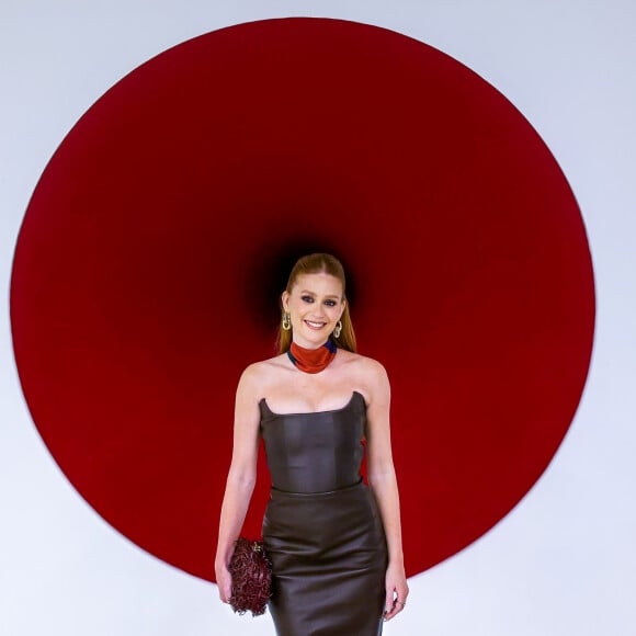 Marina Ruy Barbosa escolheu look marrom para prestigiar exposição de artes em SP