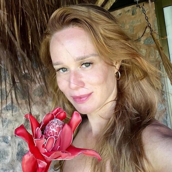 Atualmente com 43 anos, Mariana Ximenes impresiona seus seguidores com sua beleza natural