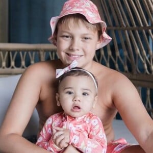 Davi Lucca combina look com Mavie, de 11 meses