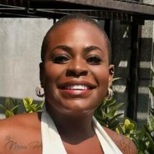 Jojo Todynho exibe mudanças no corpo em foto de vestido branco e encanta seguidores