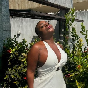 Nesta sexta-feira (13), Jojo Todynho voltou a brilhar com um vestido branco coladinho