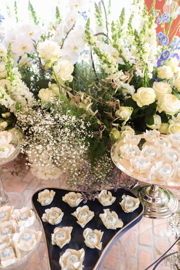 Fotos da mesa de doces mostram decoração de flores na maioria deles