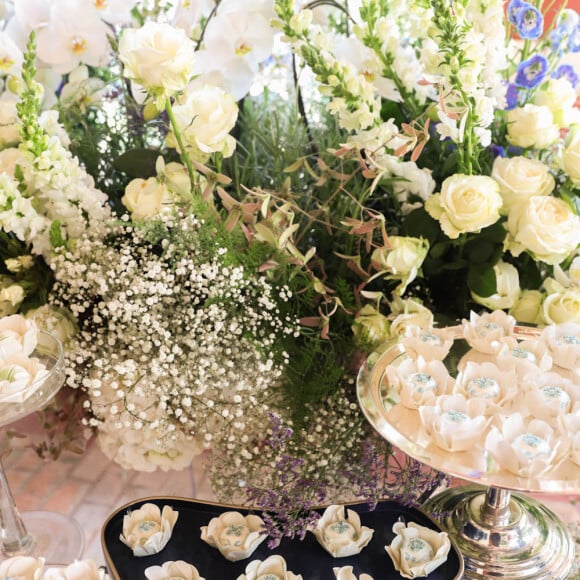 Fotos da mesa de doces mostram decoração de flores na maioria deles