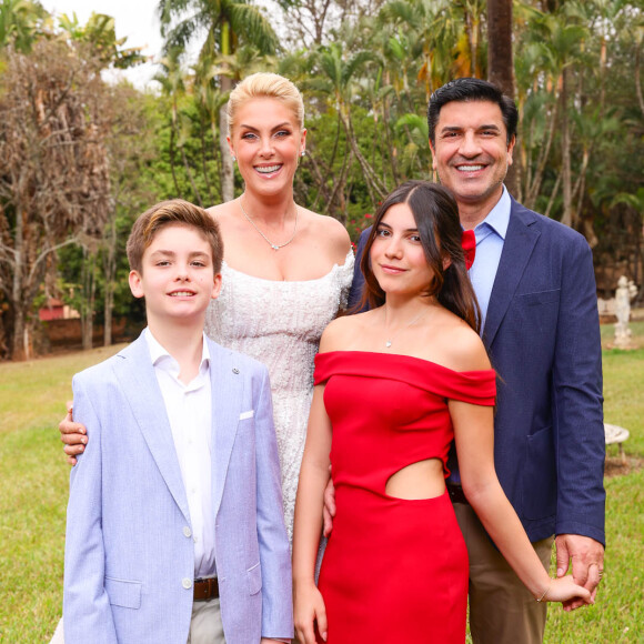 Entre os convidados estavam os filhos de Ana Hickmann e Edu Guedes, Alezinho (10) e Maria Eduarda (15)