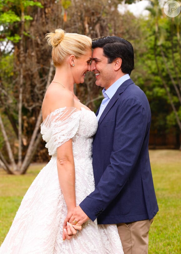 Ana Hickmann e Edu Guedes oficializaram o noivado neste sábado, dia 14 de setembro