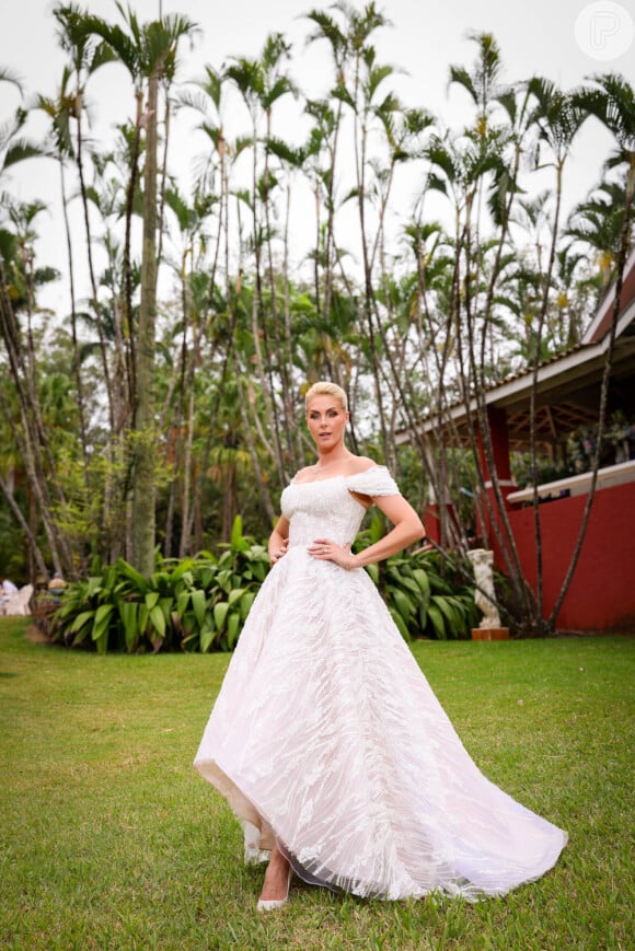 Ana Hickmann usou um vestido com 100 mil pérolas para oficializar o noivado com Edu Guedes