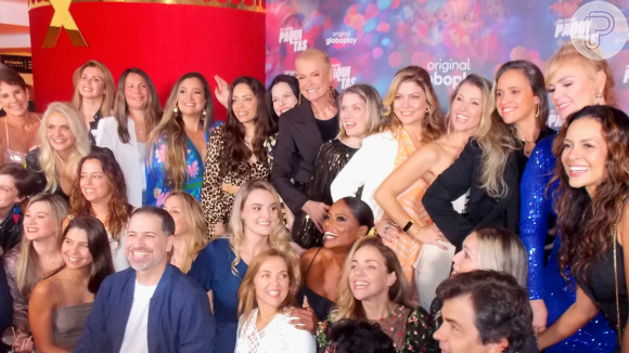 Xuxa e as paquitas reunidas no evento de lançamento do documentário no Rio de Janeiro