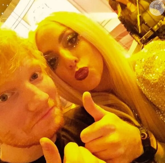 Ed Sheeran publicou uma selfie com Lady Gaga e fez piada: 'Esbarrei na Gaga e ela me pediu uma bebida. Deus abençoe a imprensa'