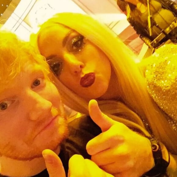 Ed Sheeran publicou uma selfie com Lady Gaga e fez piada: 'Esbarrei na Gaga e ela me pediu uma bebida. Deus abençoe a imprensa'