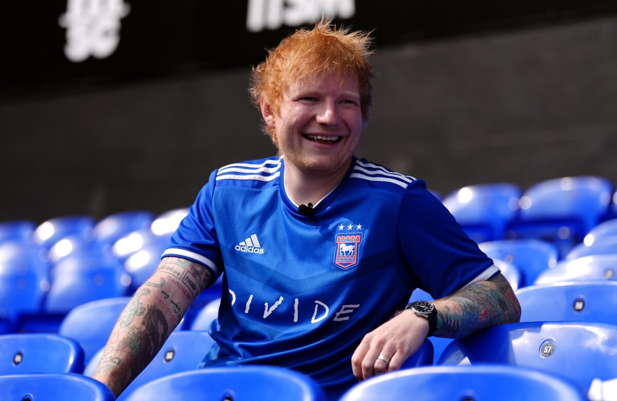 【超レア】ED SHEERAN(エドシーラン)×IPSWICH 公式ユニフォーム Foto: Ed Sheeran é patrocinador do Ipswich Town Football Club