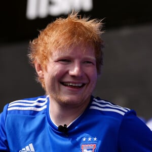 Ed Sheeran é patrocinador do Ipswich Town Football Club desde 2021.