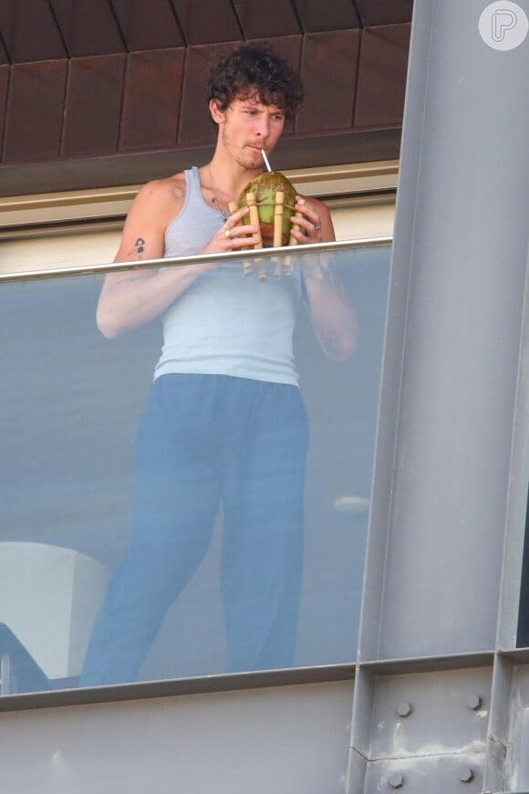 Hopedado no Hotel Fasano, Shawn Mendes foi flagrado por paparazzo tomando água de coco e comendo banana