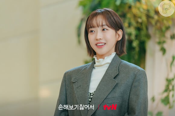 Em 'Spice Up Our Love', Nam Ja-yeon (Han Ji-hyeon) é uma escritora bem-sucedida que vai parar no centro de um dos seus romances