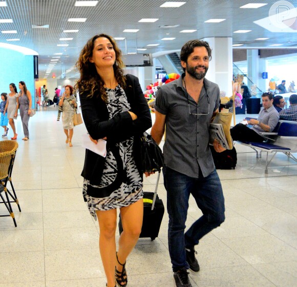 Camila Pitanga e Sergio Siviero caminham lado a lado em aeroporto do Rio