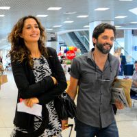 Camila Pitanga embarca ao lado do namorado, Sergio Siviero, em aeroporto do Rio