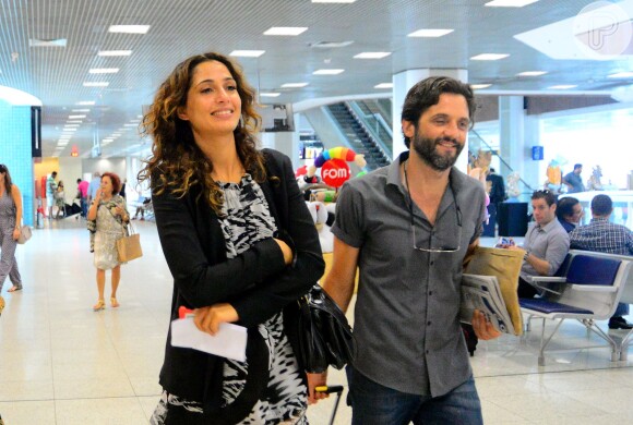 Camila Pitanga e Sergio Siviero embarcam no aeroporto Santos Dumont, no Rio de Janeiro, em 28 de janeiro de 2015