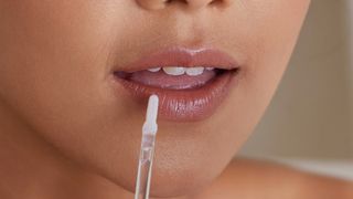 Gloss marrom: 4 opções para deixar os lábios hidratados e atraentes!