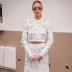 Aula de luxo e estilo! Marina Ruy Barbosa aposta em look all white com pérolas e brilhos para Semana de Moda de Paris 2024