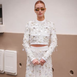 Marina Ruy Barbosa prestigiou o desfile da grife Giambattista Valli nesta sexta-feira (27), em Paris.