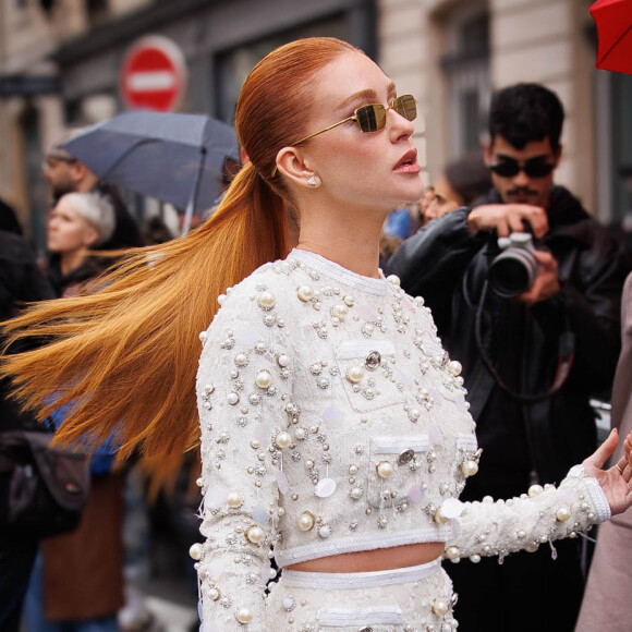 A diva Marina Ruy Barbosa também usou um óculos com lentes douradas, e deixou o cabelo preso, para prestigiar o desfile da grife Giambattista Valli.