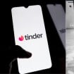 Moreno, corpo tatuado e... golpista! 'Novinho do Tinder' causa prejuízo absurdo em mais de 30 mulheres; entenda o caso