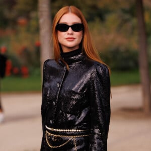 Marina Ruy Barbosa, para a Semana de Moda de Paris 2024, usou um look all black com óculos preto no estilo mais oval.