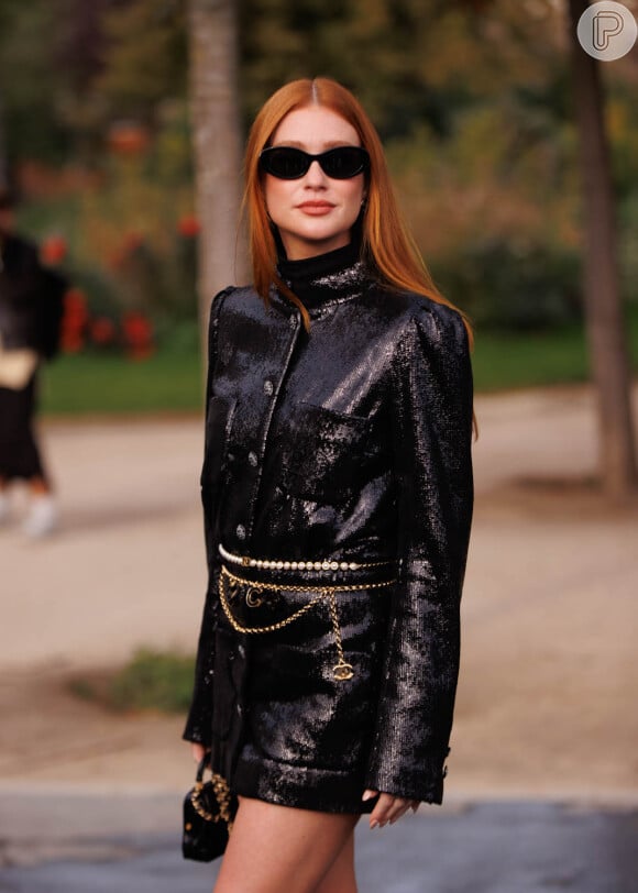 Marina Ruy Barbosa, para a Semana de Moda de Paris 2024, usou um look all black com óculos preto no estilo mais oval.