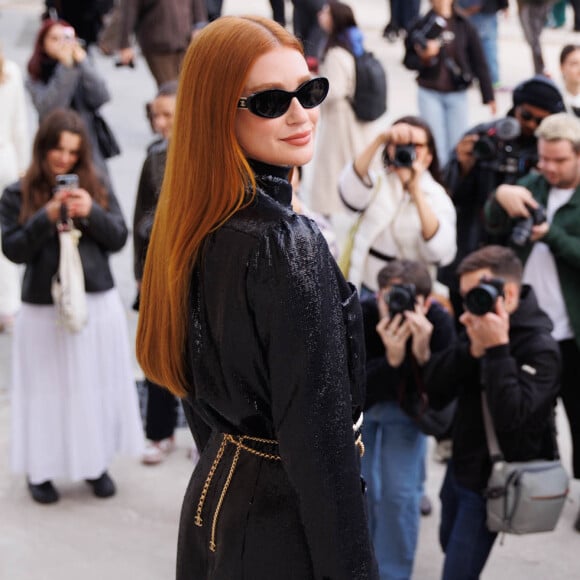 Marina Ruy Barbosa também usou uma mini bolsa preta com alça em correntes douradas preta, deixando o look totalmente black.