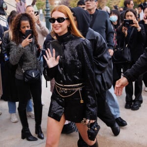 Marina Ruy Barbosa provou que usar preto é estiloso com seu look e ainda apostou na tendência do mix de cintos em correntaria para compor a produção.