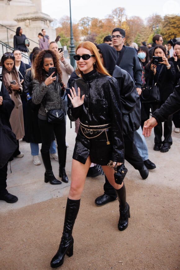 Marina Ruy Barbosa provou que usar preto é estiloso com seu look e ainda apostou na tendência do mix de cintos em correntaria para compor a produção.