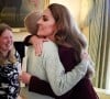 Nesta quarta-feira, Kate Middleton teve um encontro emocionante com Liz Hatton, jovem de 16 anos que também enfrenta a batalha contra o câncer.