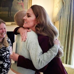 Nesta quarta-feira, Kate Middleton teve um encontro emocionante com Liz Hatton, jovem de 16 anos que também enfrenta a batalha contra o câncer.