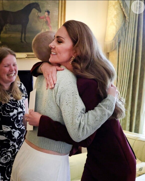 Nesta quarta-feira, Kate Middleton teve um encontro emocionante com Liz Hatton, jovem de 16 anos que também enfrenta a batalha contra o câncer.