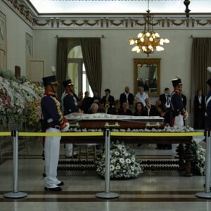 Velório de Cid Moreira: ex-apresentador do 'Jornal Nacional' é homenageado com coroas de flores