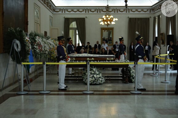 Velório de Cid Moreira: ex-apresentador do 'Jornal Nacional' é homenageado com coroas de flores