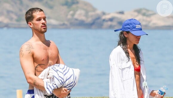 Bruna Marquezine e João Guilherme são flagrados em praia do Rio de Janeiro e biquíni cavado da atriz rouba a cena